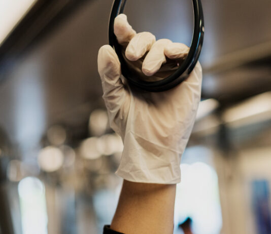 Tres hombres armados asaltaron a pasajeros de un bus en Sajonia, vía Rionegro–Medellín.