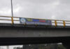 Golpe a la propaganda criminal: capturados dos hombres instalando pancartas en el puente de Belén