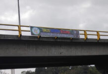 Golpe a la propaganda criminal: capturados dos hombres instalando pancartas en el puente de Belén