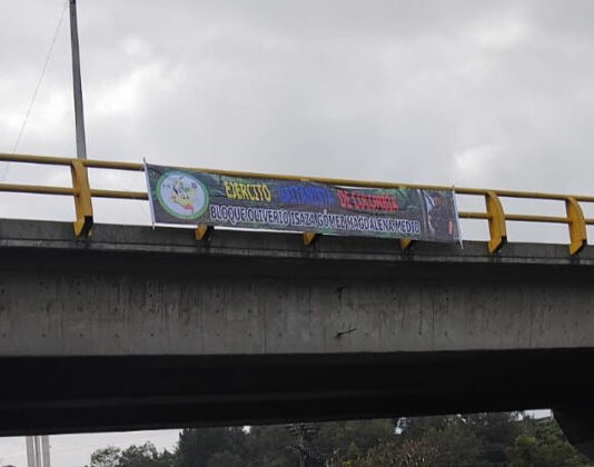 Golpe a la propaganda criminal: capturados dos hombres instalando pancartas en el puente de Belén