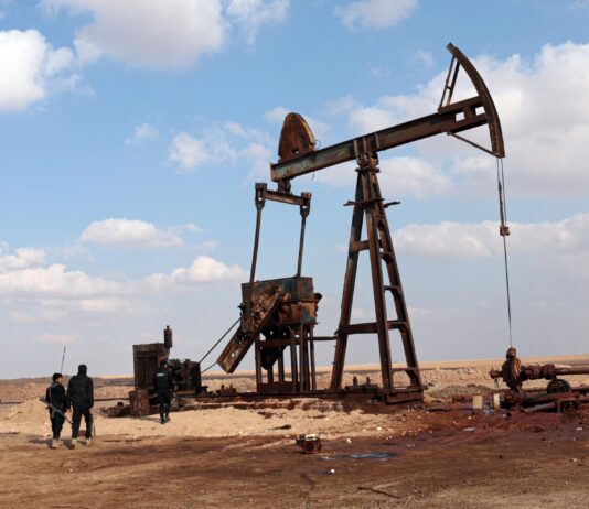 El petróleo Brent no cede: sube un 4 % y roza los 85 dólares ante la crisis en el estrecho de Ormuz