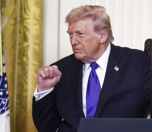Trump promete represalia “pronto” tras ataque a embajada en Riad; se confirman bajas estadounidenses