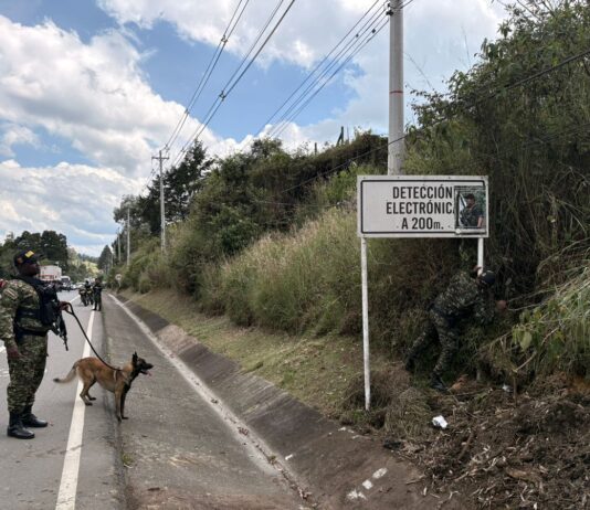 Alerta en la vía Guarne-Aeropuerto: autoridades descartan explosivos tras hallazgo de cartel del Clan del Golfo