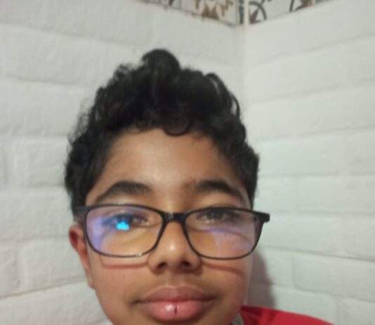 En riesgo vida de menor trasplantado en La Unión: lleva cinco meses sin medicamentos de la Nueva EPSLa lucha de Jerónimo, un niño unitense de 11 años, por conservar su salud se ha trasladado de los quirófanos a los despachos judiciales. Tras recibir hace dos años un trasplante de riñón donado por su propia madre —luego de seis años de padecer una enfermedad renal crónica—, el menor se enfrenta hoy a una barrera burocrática que pone en jaque su vida: la Nueva EPS suspendió desde septiembre de 2025 la entrega del medicamento inmunosupresor esencial para evitar que su cuerpo rechace el órgano. Carlos Hernando Rincón, padre del menor, denunció con angustia que la interrupción del tratamiento es injustificada. Según relató a MiOriente, la familia ha descubierto que sí hay existencias del fármaco en los depósitos, pero la entidad promotora de salud no emite las autorizaciones necesarias para el despacho. Esta omisión administrativa obliga a la familia a adquirir el medicamento por sus propios medios, una carga económica imposible de sostener a largo plazo debido al alto costo del tratamiento. Para evitar un desenlace fatal, los padres de Jerónimo han recurrido a la solidaridad de vecinos en La Unión y a donaciones particulares. Sin embargo, advierten que los recursos son finitos y que la estabilidad del niño pende de un hilo. “Hemos agotado todos los recursos legales: tutelas, desacatos y gestiones ante la Personería y la Superintendencia de Salud, pero las soluciones definitivas no llegan”, manifestó Rincón, quien teme que el esfuerzo de años se pierda por una negligencia administrativa. Este caso se suma a una creciente lista de denuncias contra el sistema de salud en el Oriente Antioqueño, donde los pacientes con enfermedades de alto costo son los más vulnerables. La interrupción de un tratamiento inmunosupresor no solo es una falla en el servicio, sino que representa un riesgo inminente de pérdida del órgano trasplantado, lo que devolvería al menor a extenuantes sesiones de diálisis o, en el peor de los casos, le causaría la muerte. La familia Rincón hace un llamado desesperado al Gobierno Nacional y a los entes de control para que intervengan de inmediato. La solicitud es clara: que la Nueva EPS garantice la entrega continua y oportuna de los fármacos. La comunidad de La Unión, que ha seguido de cerca la historia de Jerónimo, se mantiene en alerta, exigiendo que el derecho fundamental a la salud de los niños prevalezca sobre cualquier crisis financiera o administrativa del sistema.