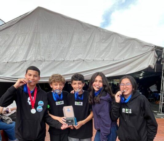 Rionegro hace historia: dos equipos de BOTS Robótica clasifican al Mundial en EE. UU.