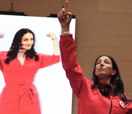 Sondra Macollins inscribe su candidatura presidencial al estilo de «La casa de papel»