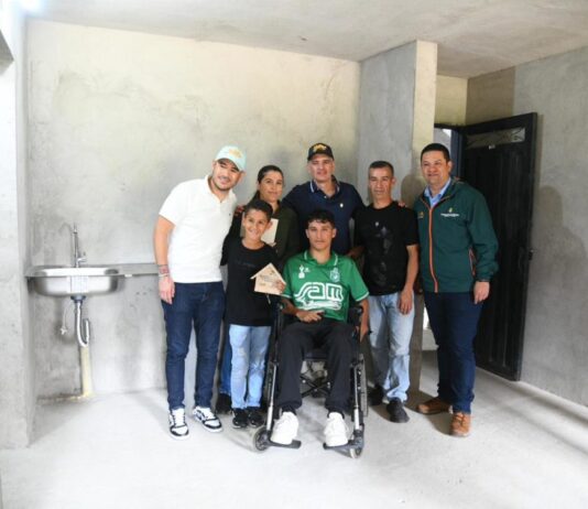Transformación social en Guatapé: Gobernación entrega nuevas aulas y 200 soluciones de vivienda