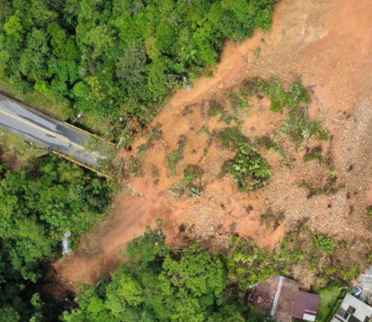 Continúa cierre total en la autopista Medellín-Bogotá por masivo deslizamiento en San Luis