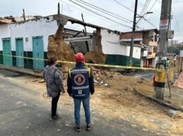 Se desploma fachada de vivienda en Rionegro: autoridades atienden la emergencia