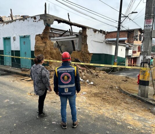 Se desploma fachada de vivienda en Rionegro: autoridades atienden la emergencia
