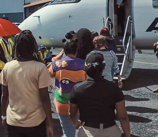 Deportan a 56 colombianos desde Panamá en operativo migratorio