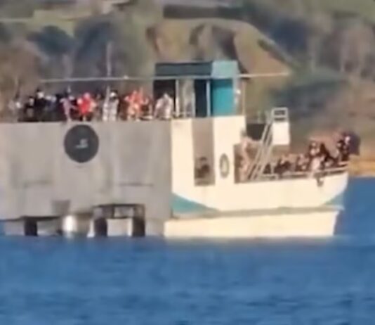 Turista desapareció tras caer al agua durante fiesta en planchón en el embalse de El Peñol