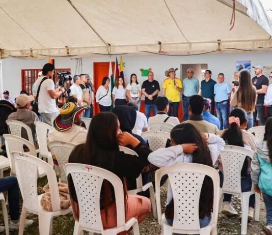 Marinilla entregó renovada la Escuela Rural Isidoro Gómez y cerca de un kilómetro de placa huella en El Rosario