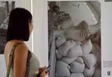 El Carmen de Viboral revive su memoria ceramista con exposición fotográfica en el Metro de Medellín