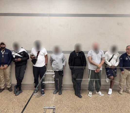 Operativo migratorio en el aeropuerto José María Córdova deja seis inadmitidos y un requerido por Interpol
